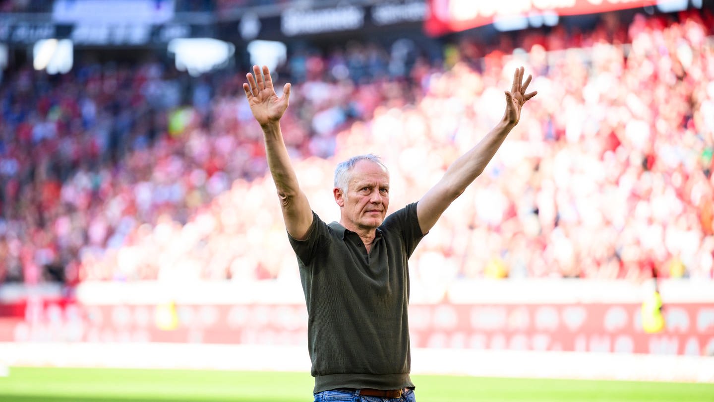 Freiburgs Trainer Christian Streich verabschiedet sich von den Fans 