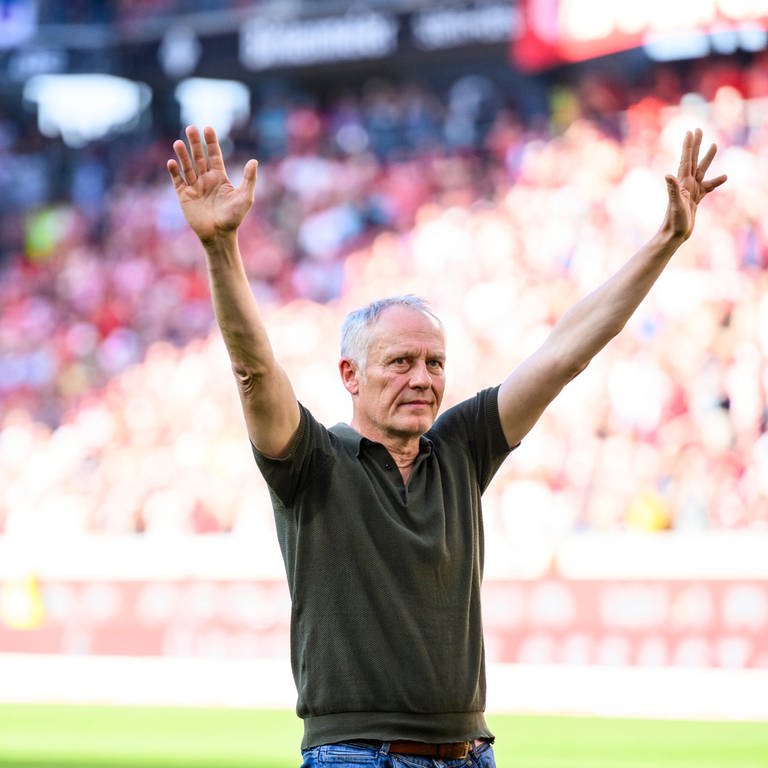 Freiburgs Trainer Christian Streich verabschiedet sich von den Fans 