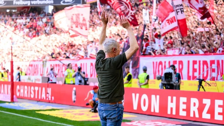 Trainer Christian Streich verabschiedet sich von den Freiburger Fans