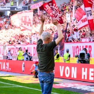 Trainer Christian Streich verabschiedet sich von den Freiburger Fans