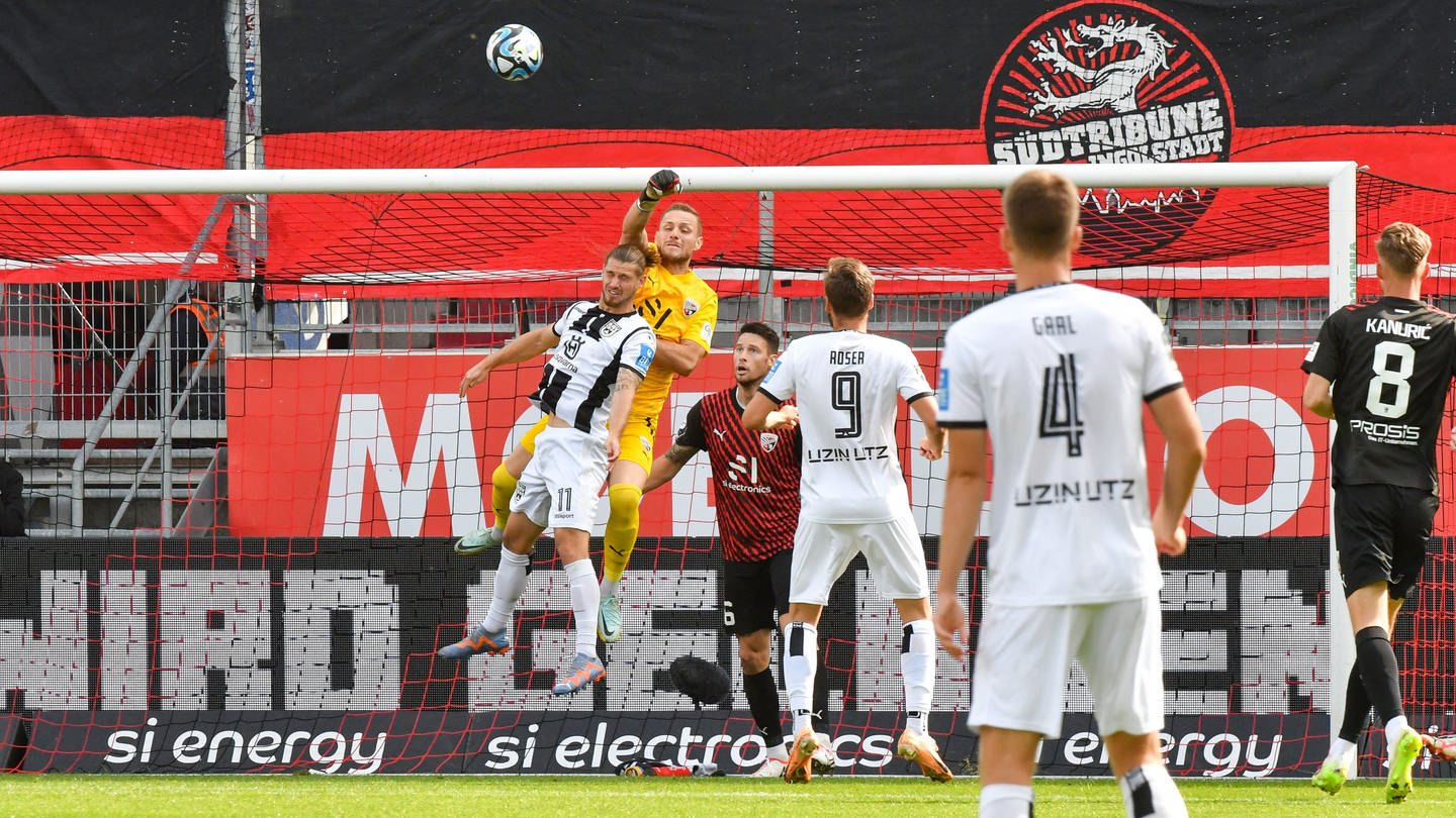 Torwart Marius Funk vertedigt beim Spiel FC Ingolstadt 04 gegen SSV Ulm (Foto: picture-alliance / Reportdienste, picture alliance / Eibner-Pressefoto | Eibner-Pressefoto/Oliver STRISCH)
