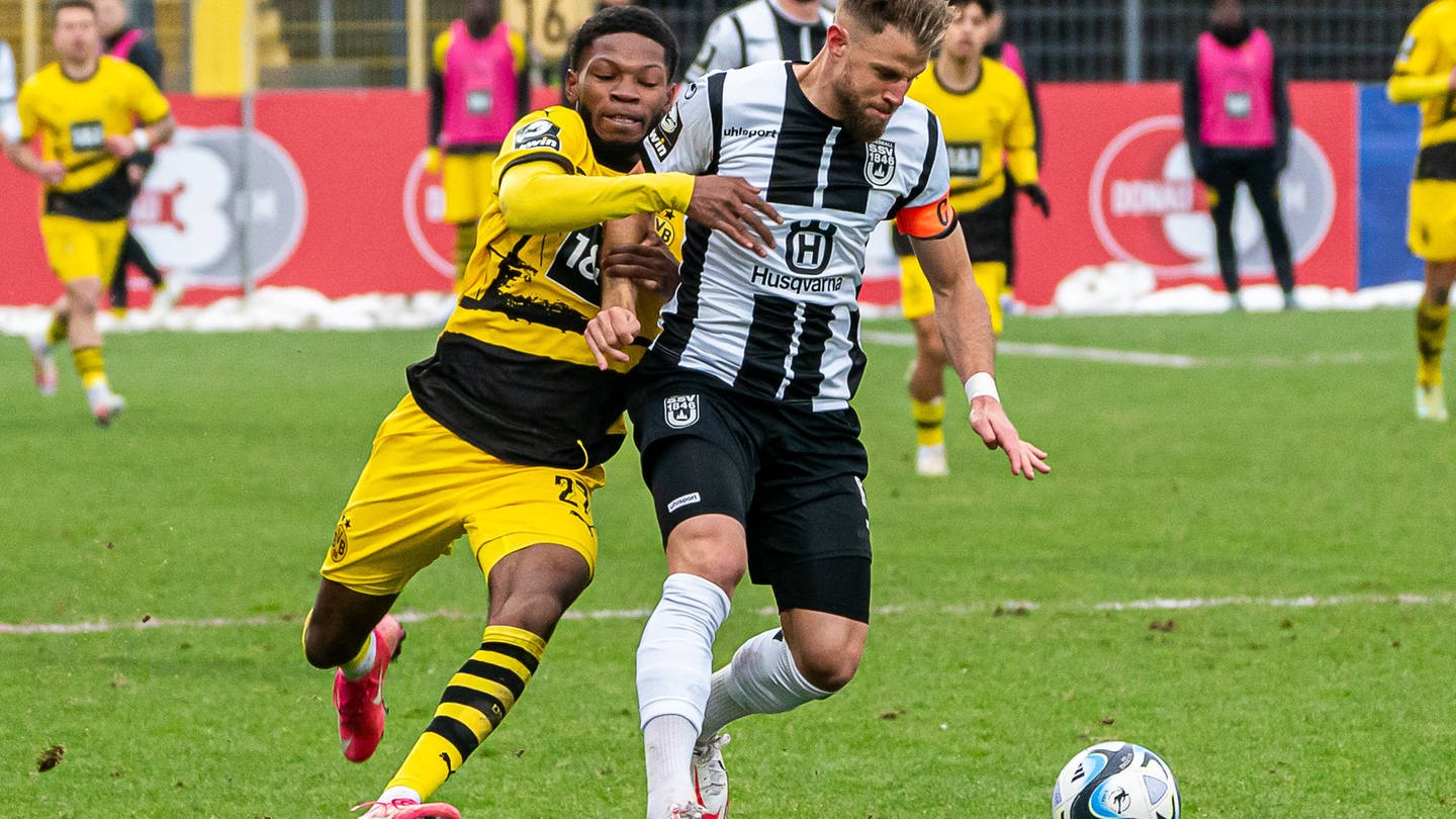 Rodney Elongo-Yombo (Borussia Dortmund II, 27) im Zweikampf mit Johannes Reichert (SSV Ulm 1846, 05) (Foto: IMAGO, IMAGO / Eibner)