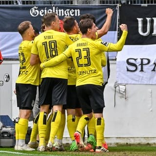 Nach einem Sieg gegen die zweite Mannschaft des SC Freiburg kann der SSV Ulm nächste Woche im Heimspiel gegen Viktoria Köln in die 2. Bundesliga aufsteigen.  