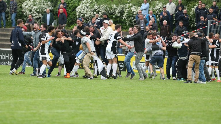 Mai 2016: Mit einem 3:0-Sieg gegen den 1. CfR Pforzheim krönen sich die Ulmer erneut zum Meister in der Oberliga und schaffen so den Aufstieg in die Regionalliga Südwest. 