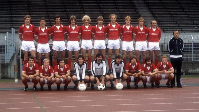 Mannschaftsfoto des SSV Ulm aus dem Jahr 1979, mit Spielern in roten Trikots und weißen Hosen.