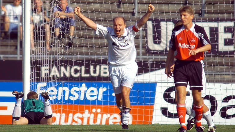 Ulm-Kapitän Grozdan Tokic bejubelt einen Treffer gegen Bayer 04 Leverkusen im DFB-Pokal.