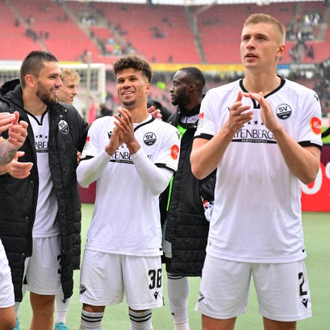 Dario Dumic, Pascal Testroet, Chima Okoroji und Aleksandr Zhirov feiern den 4:2-Auswärtssieg beim 1. FC Nürnberg. (Foto: imago images, IMAGO / Zink)