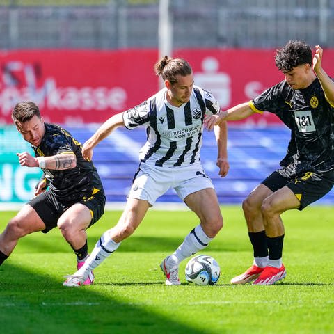 Sandhausens Patrick Greil im Dribbling gegen Patrick Göbel und Ayman Azhil von Borussia Dortmund II.
