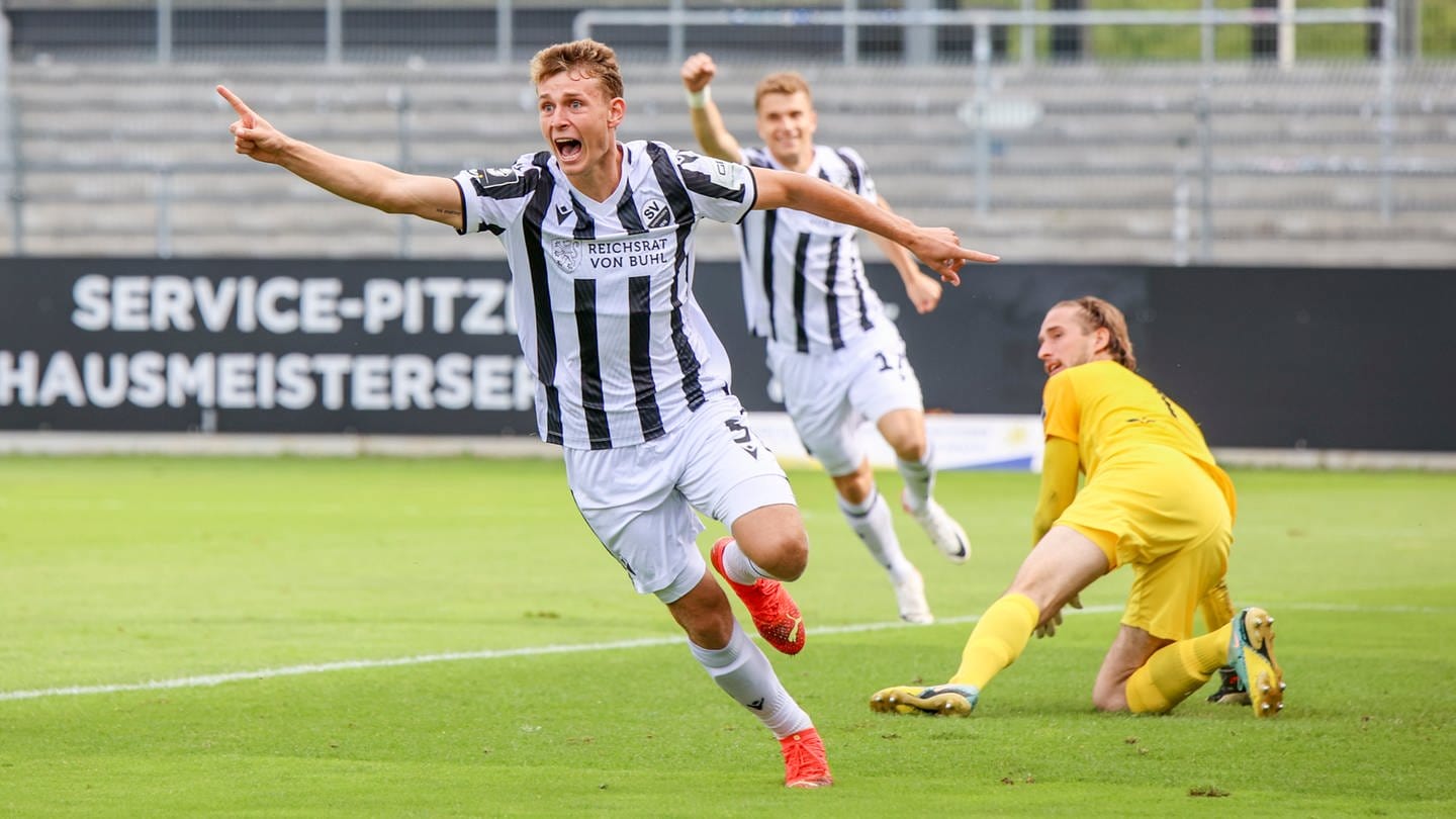 Lion Schuster (SV Sandhausen) bejubelt sein Tor zur frühes 1:0-Führung. (Foto: picture-alliance / Reportdienste, picture alliance / Lukas Adler | Lukas Adler)