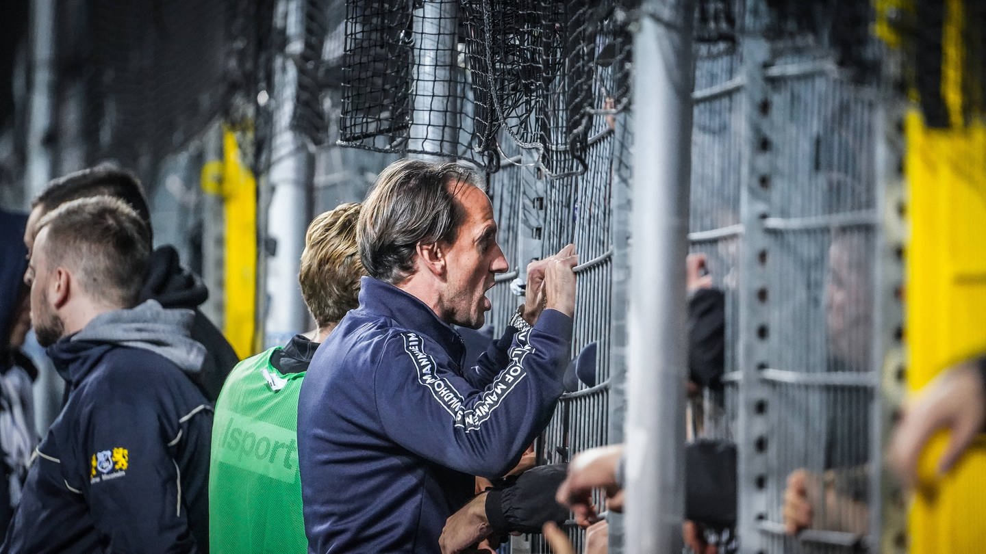Rehm hält sich an Gitter fest (Foto: IMAGO, Jöran Steinsiek)