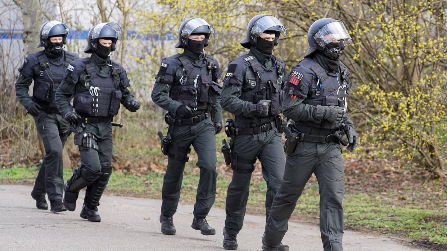 Polizeieinsatz bei einem Spiel von Waldhof Mannheim im Februar 2020 (Foto: IMAGO, IMAGO / foto2press)