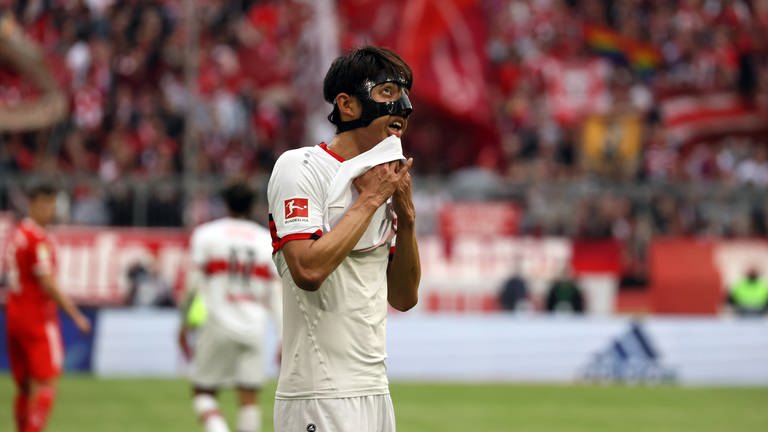 Hiroki Ito vom VfB Stuttgart mit Gesichtsmaske (Foto: imago images, IMAGO / Sportfoto Rudel)