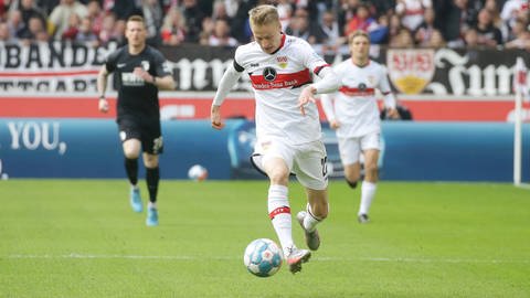 Chris Führich vom VfB Stuttgart ist für Augsburgs Verteidiger nich zu greifen (Foto: IMAGO, IMAGO / Pressefoto Baumann)
