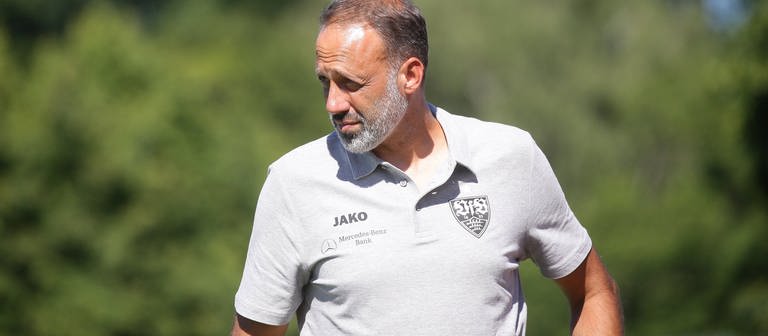 Nach seinem positiven Corona-Test ist Trainer Pellegrino Matarazzo am Samstag nicht mit dem VfB Stuttgart ins Trainingslager nach Weiler-Simmerberg gereist. (Foto: IMAGO, IMAGO / Pressefoto Baumann)