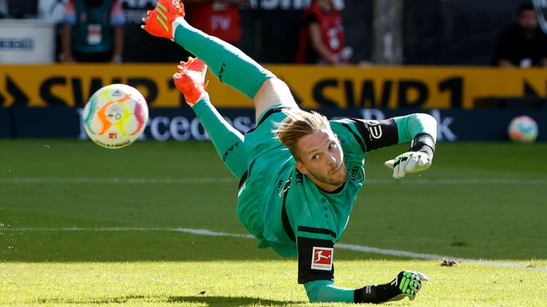 Mit einer starken Leistung hat Torwart Florian Müller dem VfB Stuttgart einen Punkt gegen RB Leipzig gesichert. (Foto: IMAGO, IMAGO / Philippe Ruiz)