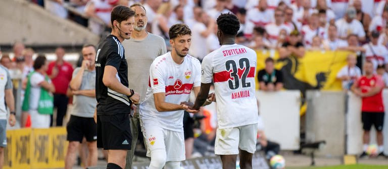 Atakan Karazor ist zurück beim VfB Stuttgart. Der Mittelfeldspieler (links) wurde in der 90. Minute für den Torschützen Naouirou Ahamada (von rechts kommend) eingewechselt. (Foto: IMAGO, IMAGO / Hartenfelser)