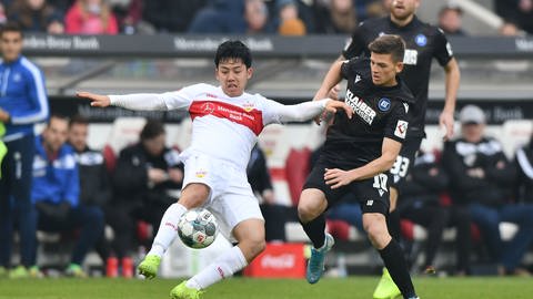 Beim Derby gegen den Karlsruher SC am 14. Spieltag der Saison 201920 überzeugte Wataru Endo (links) mit Zweikampfstärke und Führungsqualität. (Foto: IMAGO, imago images/Jan Huebner)