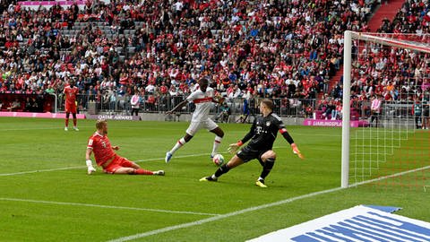 VfB-Angreifer Serhou Guirassy trifft zum vermeintlichen 1:1-Ausgleich beim FC Bayern, doch Schiedsrichter Christian Dingert erkannte den Treffer nach Videobeweis wieder ab (Foto: picture-alliance / Reportdienste, Picture Alliance)