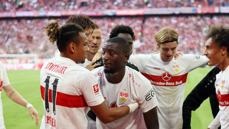 Serhou Guirassy wird von seinen Teamkollegen vom VfB Stuttgart für den 2:2-Ausgleich bei Bayern München gefeiert (Foto: picture-alliance / Reportdienste, Picture Alliance)