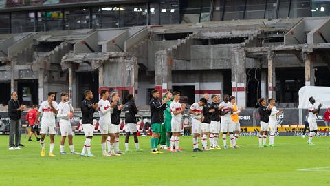Die Spieler des VfB Stuttgart bedanken sich nach der 1:3 Heimniederlage gegen Eintracht Frankfurt für die Unterstützung aus der Fan-Kurve. (Foto: IMAGO, Sportfoto Rudel)