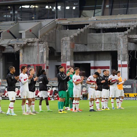 Die Spieler des VfB Stuttgart bedanken sich nach der 1:3 Heimniederlage gegen Eintracht Frankfurt für die Unterstützung aus der Fan-Kurve. (Foto: IMAGO, Sportfoto Rudel)