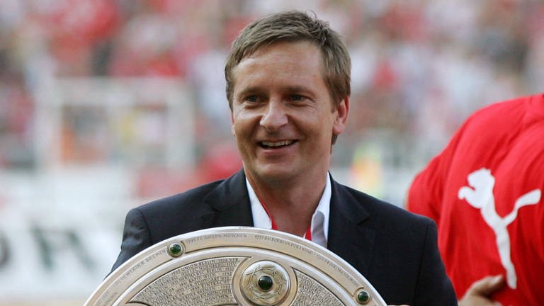 Horst Heldt lacht mit der VfB-Meisterschale in den Händen (Foto: IMAGO, IMAGO / Team 2)