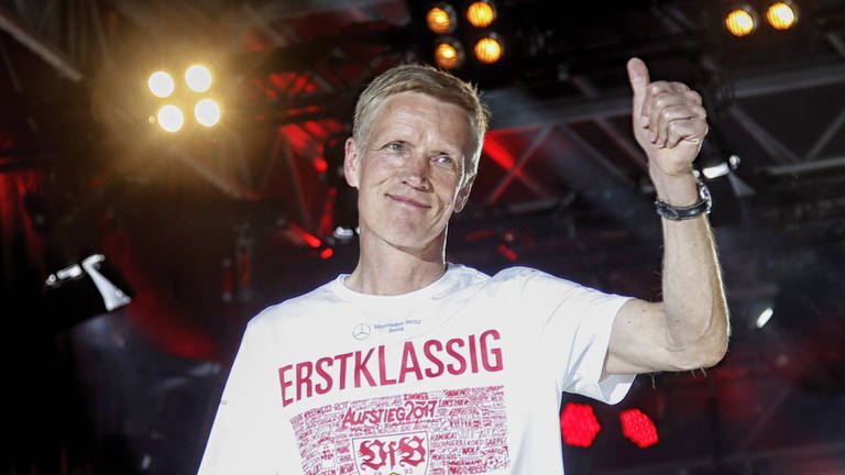 Jan Schindelmeiser trägt ein T-Shirt mit der Aufschrift Erstklassig (Foto: IMAGO, IMAGO / Avanti)