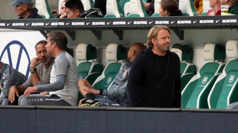 Sven Mislintat bei der Niederlage des VfB Stuttgart in Wolfsburg. (Foto: IMAGO, IMAGO / Sportfoto Rudel)