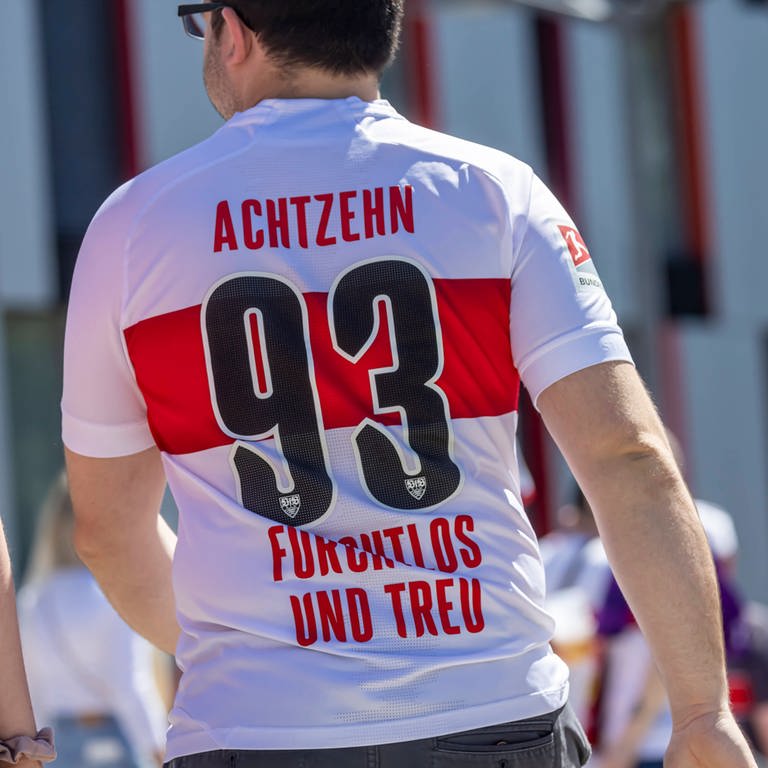 Der VfB Stuttgart hat mit dem roten Brustring eines der markantesten Trikots im deutschen Profifußball. (Foto: IMAGO, Arnulf Hettrich)