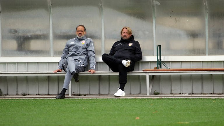 Pellegrino Matarazzo und Sven Mislintat sitzen angespannt auf einer Trainerbank (Foto: IMAGO, IMAGO / Sportfoto Rudel)