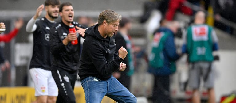VfB-Trainer Michael Wimmer jubelt (Foto: picture-alliance / Reportdienste, Picture Alliance)