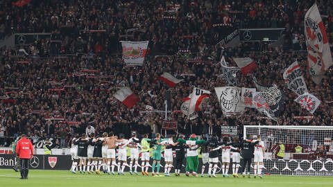 Die Mannschaft des VfB Stuttgart feiert ihren Sieg gegen die Hertha vor der Cannstatter Kurve. (Foto: IMAGO, Pressefoto Baumann )