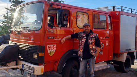Normalerweise ist Oli Schlicht in seinem umgebauten VfB-Feuerwehrauto unterwegs. Nach Austin ging's dann aber doch im Flugzeug.  (Foto: SWR)