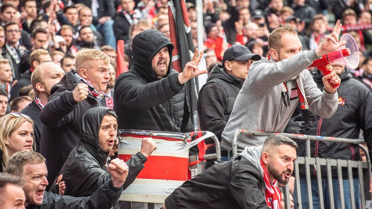 Die VfB-Fans zwischen Entrüstung und Empörung in Berlin (1:2-Niederlage). (Foto: IMAGO, IMAGO / Beautiful Sports)