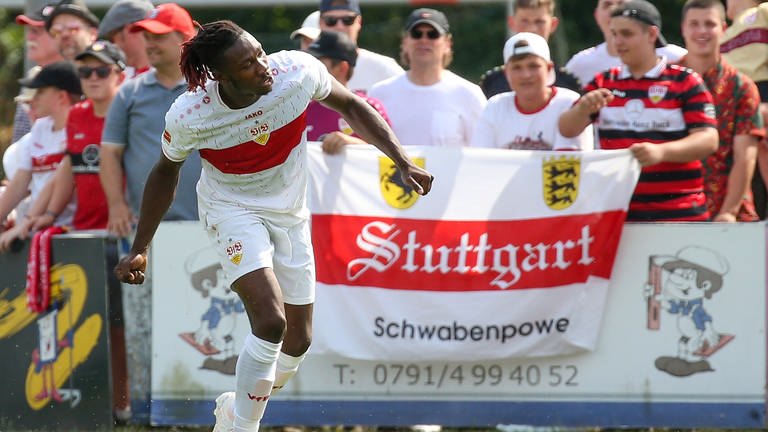 Mo Sankoh bejubelt seinen ersten Treffer für den VfB Stuttgart gegen eine Hohenlohe-Auswahl (Foto: picture-alliance / Reportdienste, Picture Alliance)