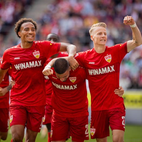 Die Spieler des VfB Stuttgart bejubeln den Sieg gegen Köln.  (Foto: IMAGO, IMAGO / Moritz Müller)