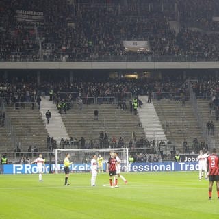 Frankfurt Fans verlassen Tribüne (Foto: IMAGO, IMAGO / Pressefoto Baumann)
