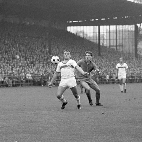 Rolf Geiger (vorne) 1963 im ersten Bundesligaspiel des VfB Stuttgart (gegen Schalke 04) (Foto: picture-alliance / Reportdienste, Picture Alliance)