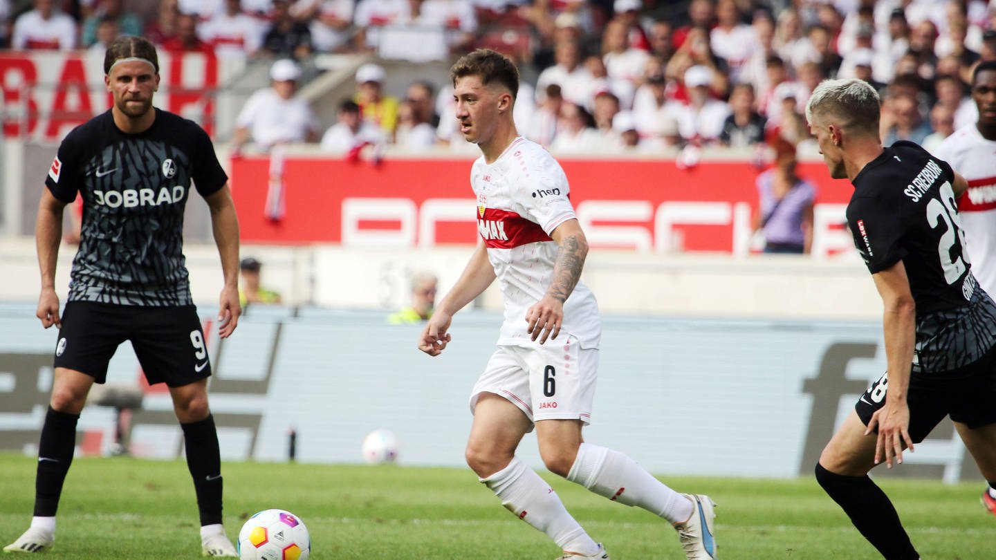 Angelo Stiller vom VfB Stuttgart und Lucas Höler vom SC Freiburg im Duell. (Foto: IMAGO, IMAGO / Sportfoto Rudel)