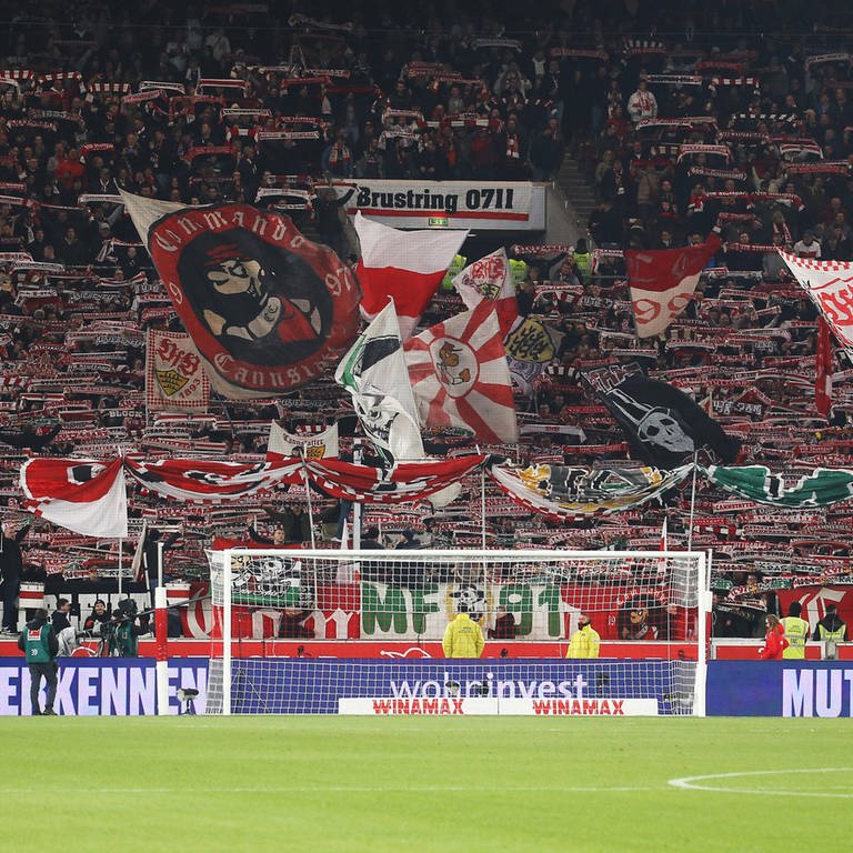 Die Cannstatter Kurve in der Arena des VfB Stuttgart (Foto: IMAGO, IMAGO / Pressefoto Baumann)