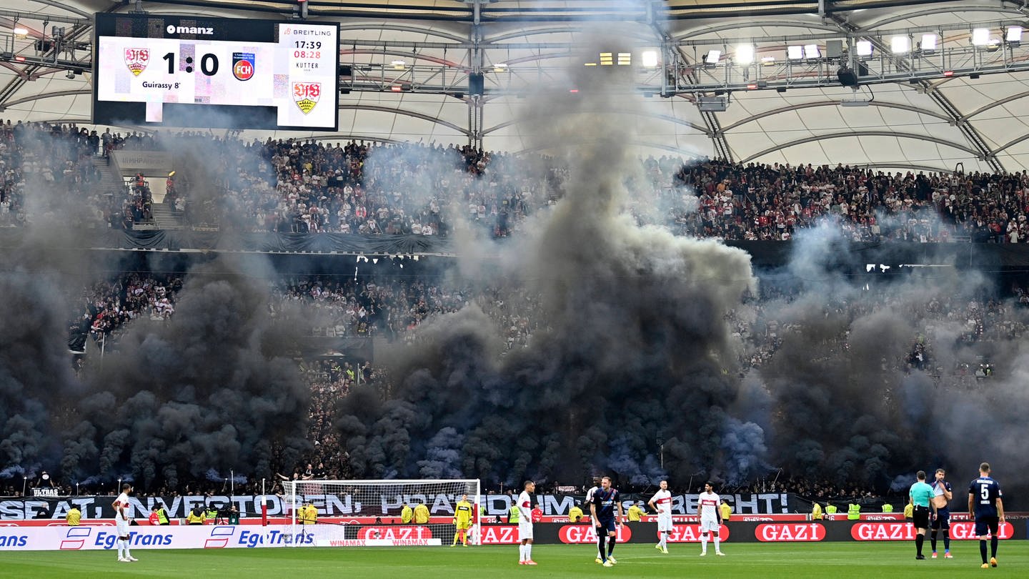 Schwarzer Rauch als Proteste der VfB-Fans gegen die Vereinspolitik (Foto: IMAGO, Michael Weber)
