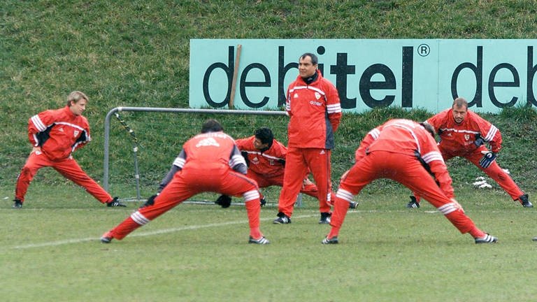 Felix Magath leitet am 24.02.2001 sein erstes Training als VfB-Trainer. 