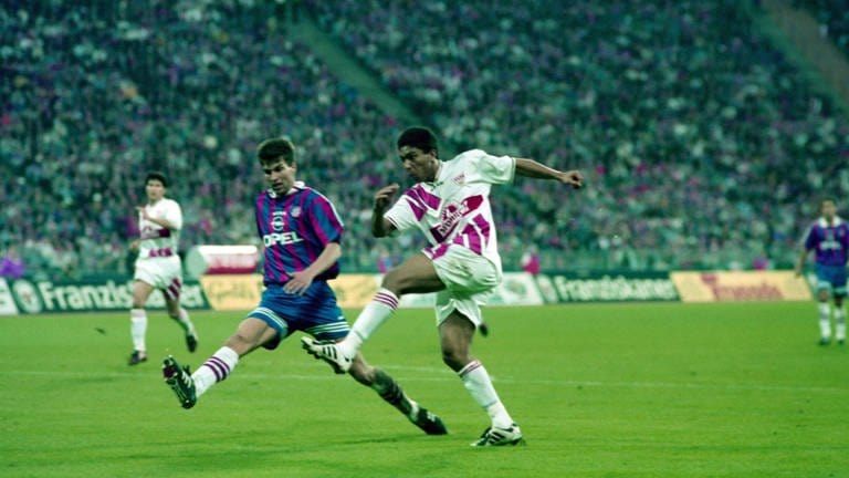 So heiß umkämpft wie der 5:3-Sieg des FC Bayern über den VfB Stuttgart waren am 28. Oktober 1995 auch die Zweikämpfe zwischen Markus Babbel (links) von den Münchnern und Giovane Elber (rechts) von den Stuttgartern. (Foto: IMAGO, imago images/Sportfoto Rudel)