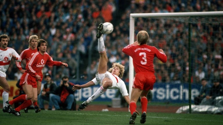 Schoss im Trikot des VfB Stuttgart das "Tor des Jahrzehnts": Jürgen Klinsmann am 14. November 1987 beim 3:0-Heimsieg gegen den FC Bayern.