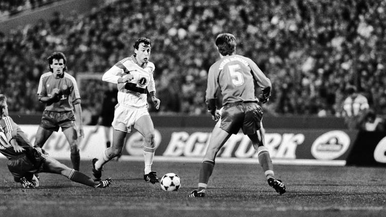 Karl Allgöwer (Mitte) und seine Stuttgarert gewannen am 09. November 1989 ihr bis heute einziges DFB-Pokalspiel gegen den FC Bayern. (Foto: IMAGO, IMAGO / Sportfoto Rudel)