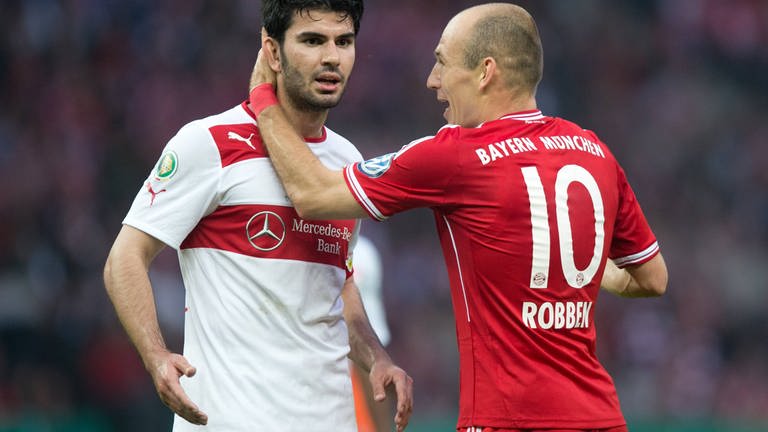 Serdar Tasci (links) und seine Stuttgarter Kollegen verloren das DFB-Pokalfinale 2013 gegen Arjen Robben (rechts) und seine Bayern. (Foto: IMAGO, imago sportfotodienst)