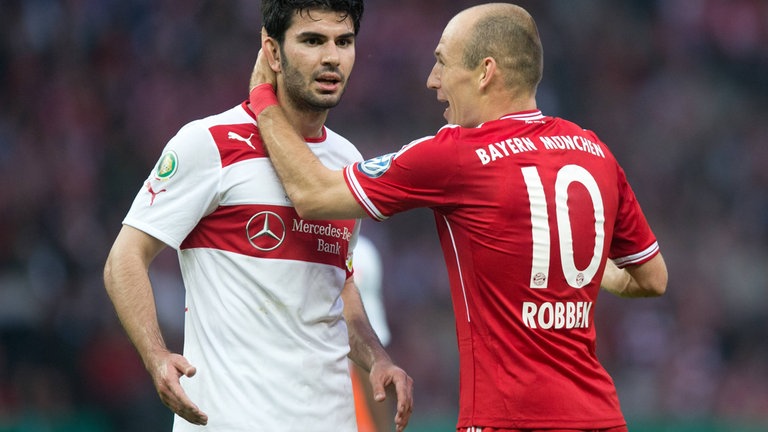 Serdar Tasci (links) und seine Stuttgarter Kollegen verloren das DFB-Pokalfinale 2013 gegen Arjen Robben (rechts) und seine Bayern.