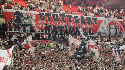 Die Fans des VfB Stuttgart waren bereits gegen Eintracht Frankfurt in Europapokal-Stimmung. (Foto: IMAGO, IMAGO/Sportfoto Rudel)