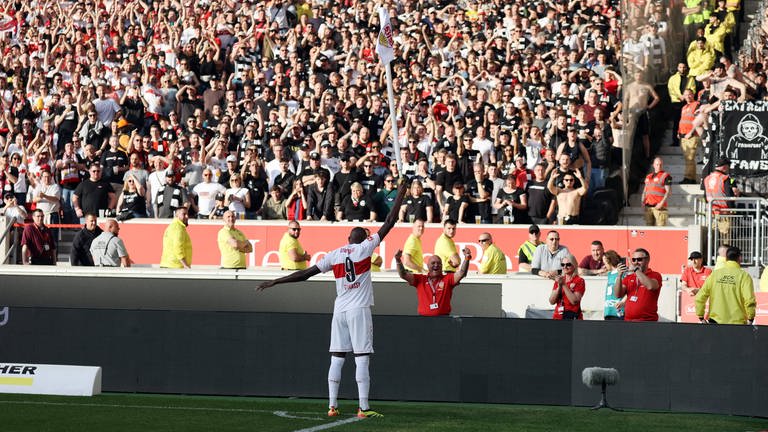 Serhou Guirassy vom VfB Stuttgart freut sich über sein Tor.  (Foto: IMAGO, IMAGO / Sportfoto Rudel)