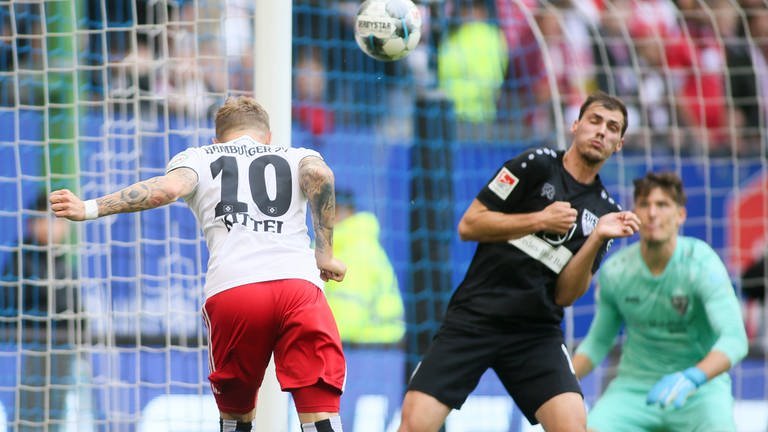 Sonny Kittel köpft den Ball zum zwischenzeitlichen 3:1 zwischen dem Hamburger SV und dem VfB Stuttgart (Foto: IMAGO, Eibner)